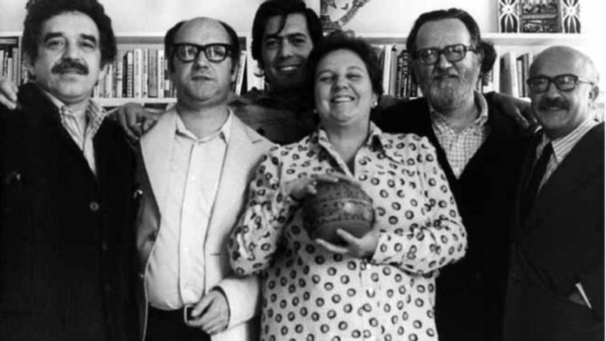 La agente Carmen Balcells, con los autores Gabriel García Márquez, Jorge Edwards, Mario Vargas Llosa, José Donoso y el guionista Ricardo Muñoz Suay.