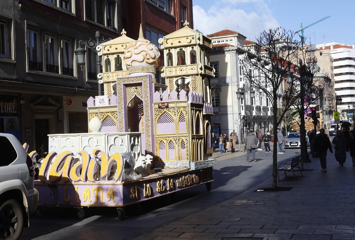EN IMÁGENES: El 'ascenso' de los artilugios de Galiana llena las calles de Avilés