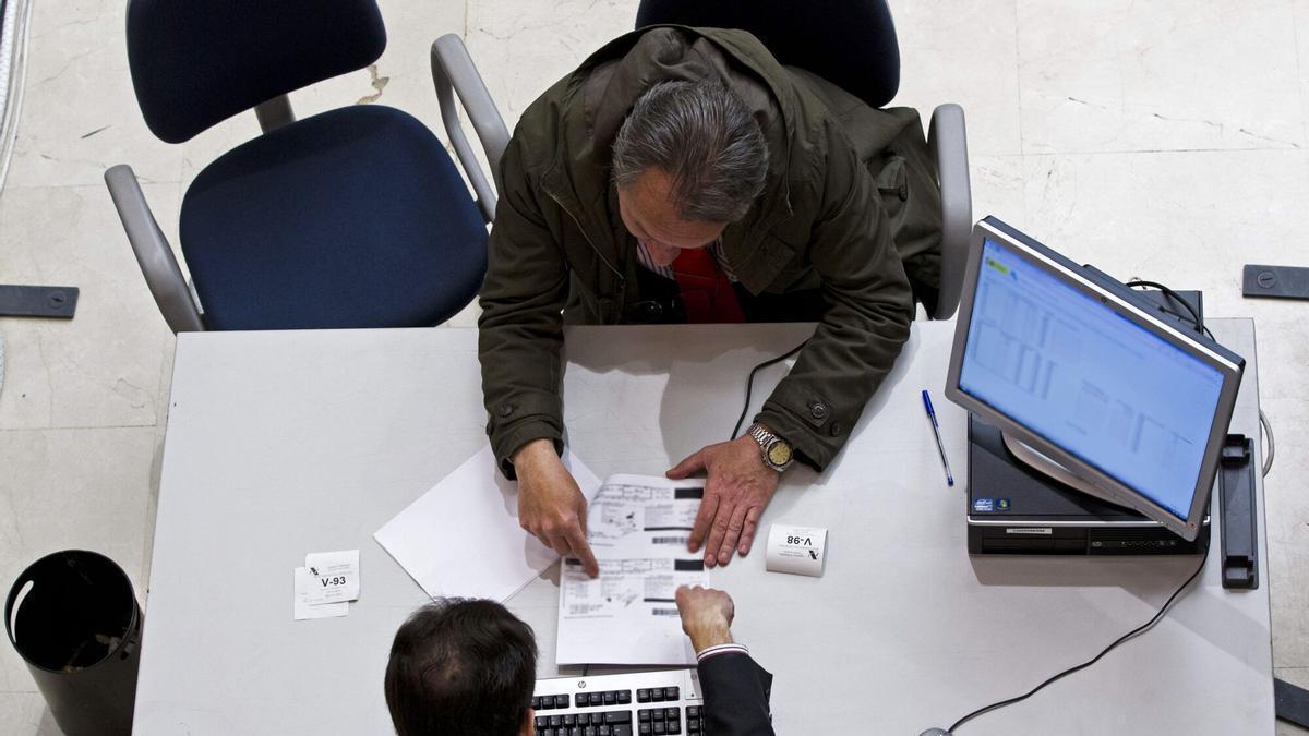 Un contribuyente, en una oficina tributaria.