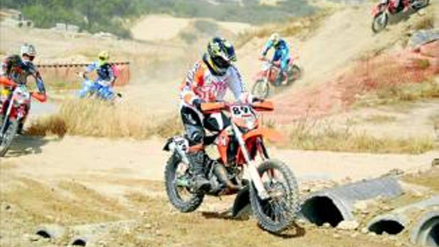 La prueba solidaria de enduro indoor triunfa en Mérida