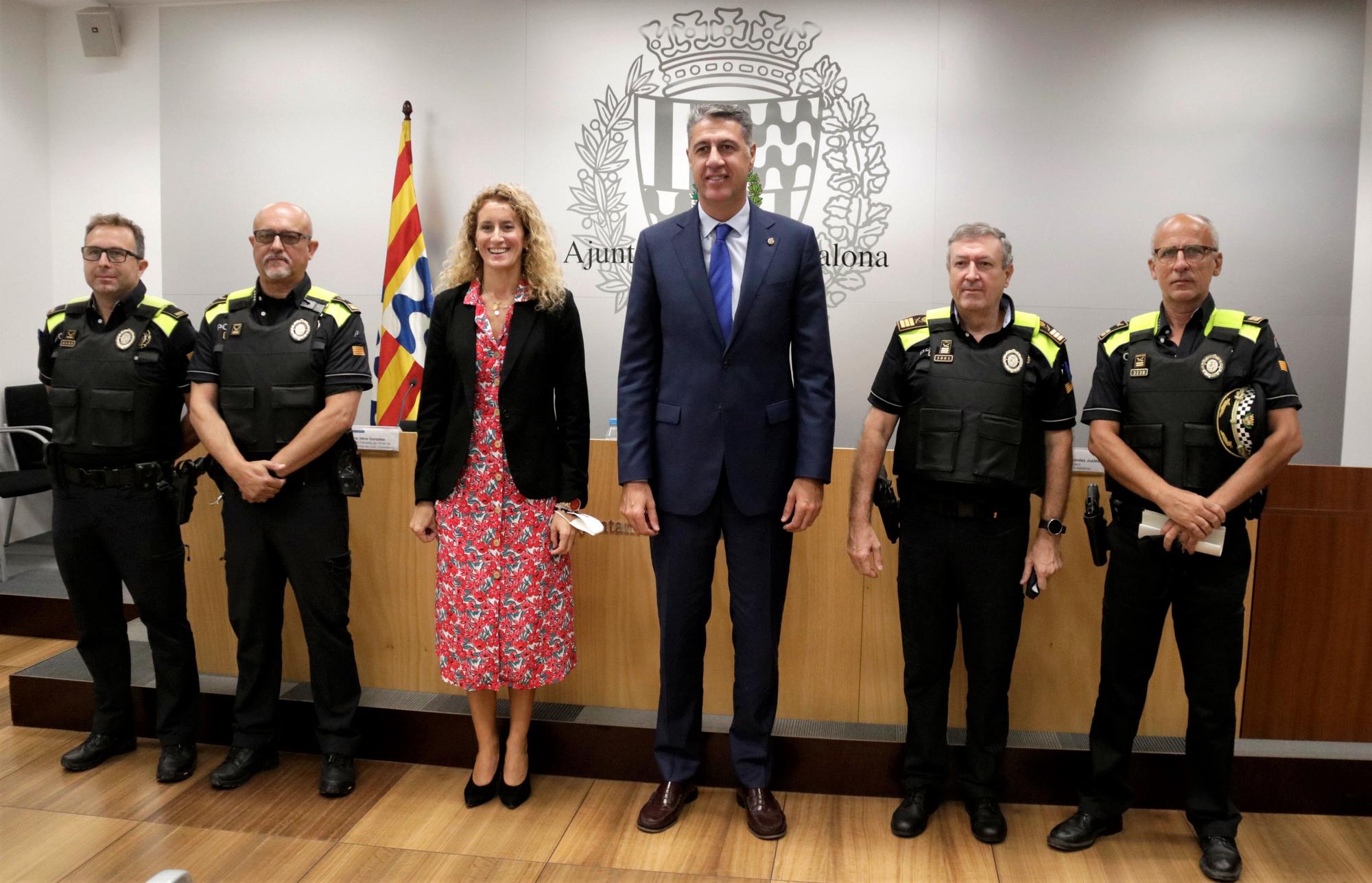 El alcalde de Badalona, Xavier Garcia Albiol, y la concejala de Seguridad, Irene González, con mandos de la Guardia Urbana