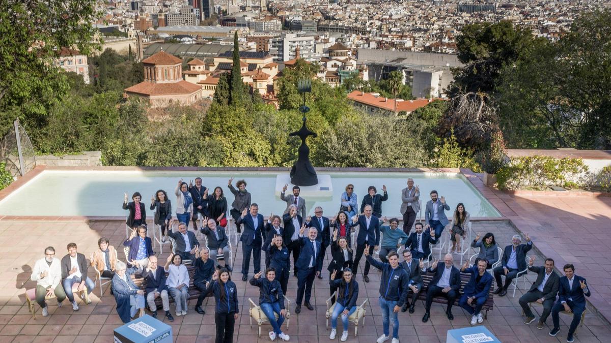 Los participantes de la Regata Cultural de la Copa América de vela, en una foto de familia en la Fundació Miró.