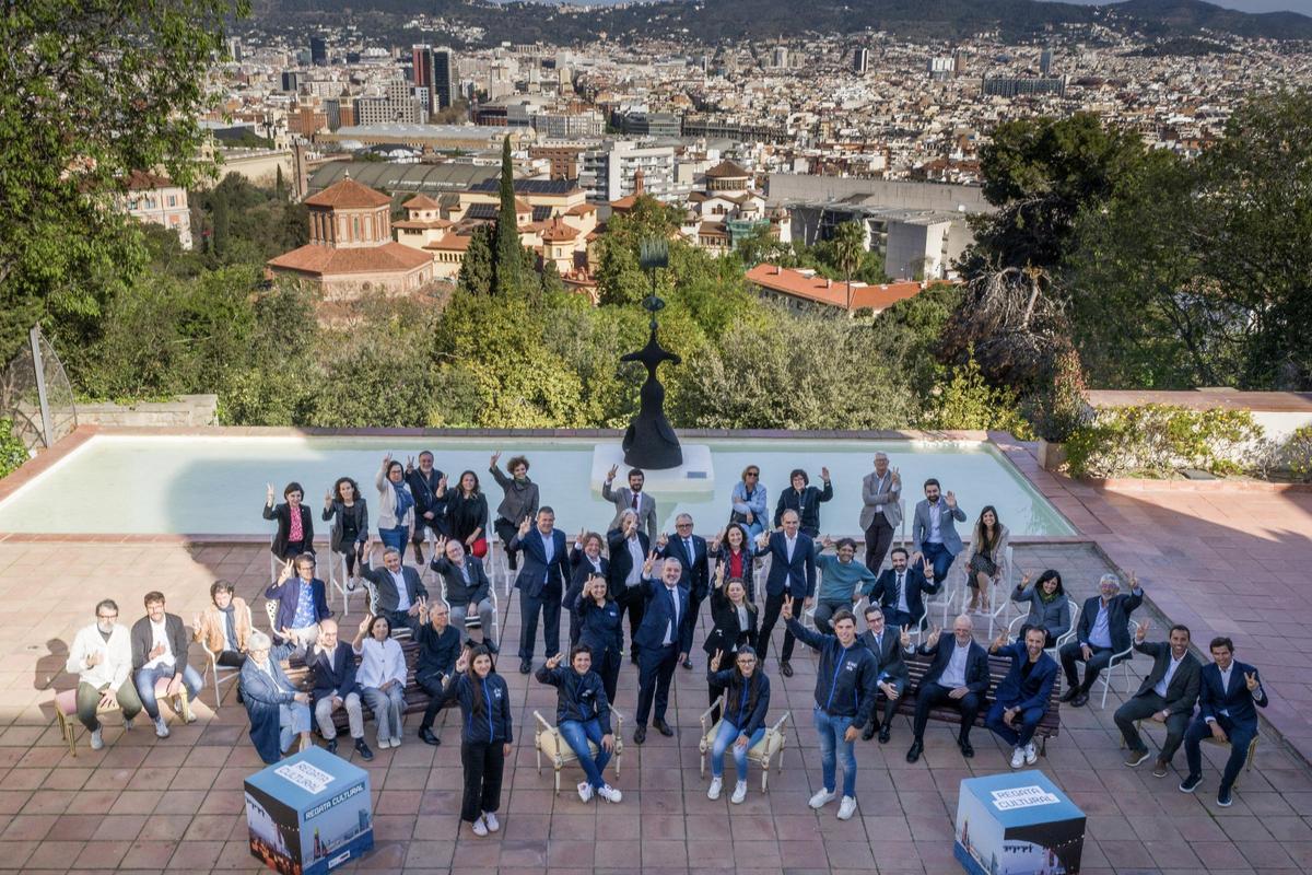 Los participantes de la Regata Cultural de la Copa América de vela, en una foto de familia en la Fundació Miró.