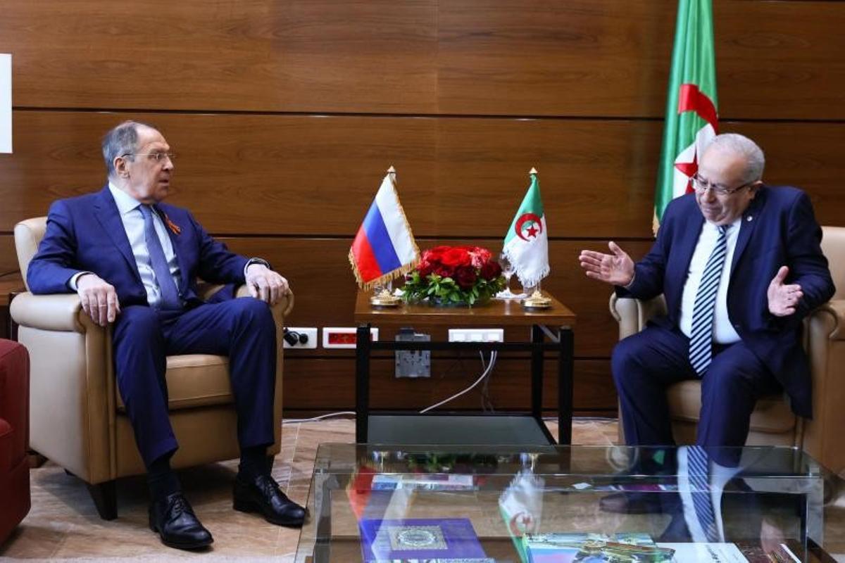 El ministro argelino de Exteriores, Ramtane Lamamra, recibe a su homólogo ruso, Serguéi Lavrov, el pasado 10 de mayo de 2022 en Argel.