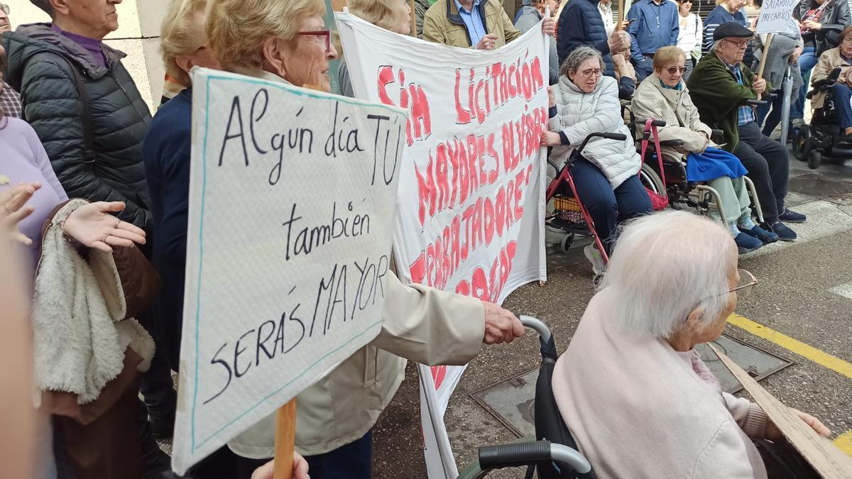 Trabajadores, usuarios y familiares en la protesta de València.