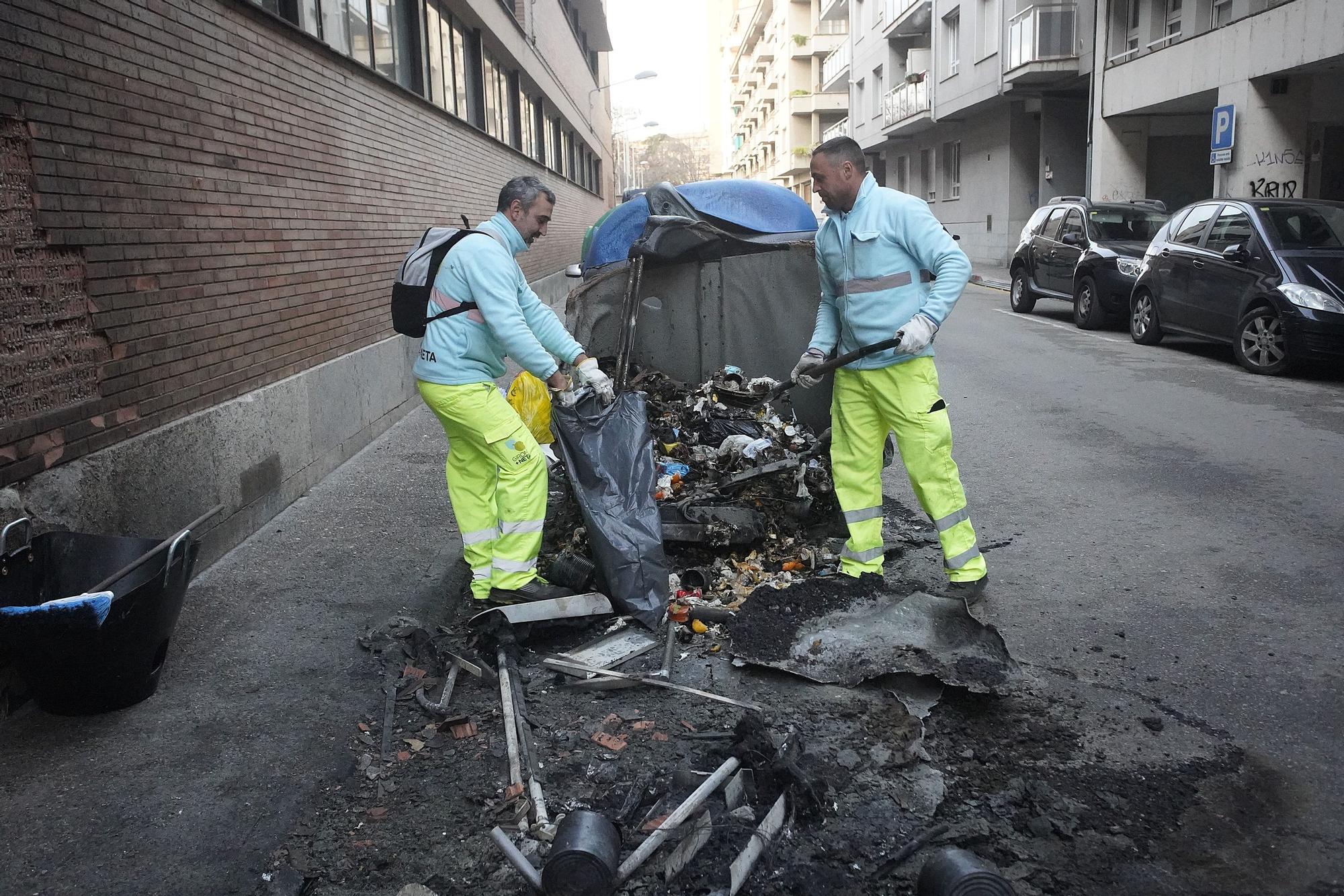 Un incendi de contenidors acaba amb un cotxe cremat i amb danys en una escola de Girona