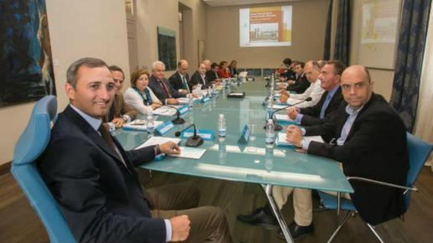 Diputación, empresarios, Alicante y Elche cierran filas por la zona franca del Puerto