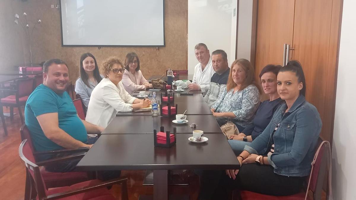 Familias de los afectos reunidas con representantes del PP.