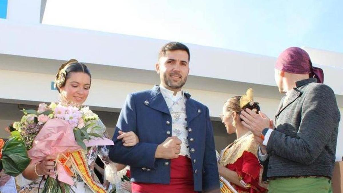 Neus Serra, Fallera Major, y Álvaro Villaseñor, presidente de la Falla Es Pujols de Formentera, en un acto.