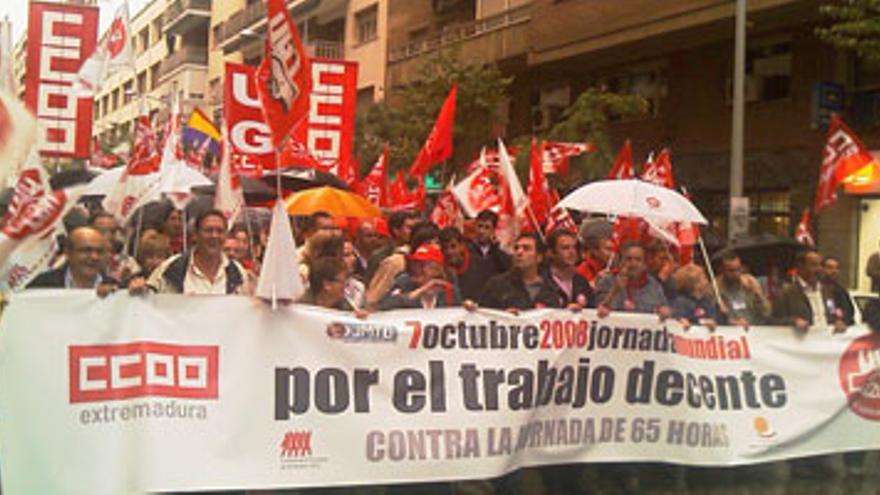 3.000 personas secundan en Badajoz bajo una intensa lluvia la manifestación por un trabajo decente