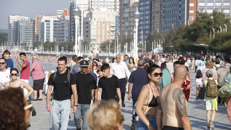 En imágenes: Gijón disfruta de otro día de intenso calor