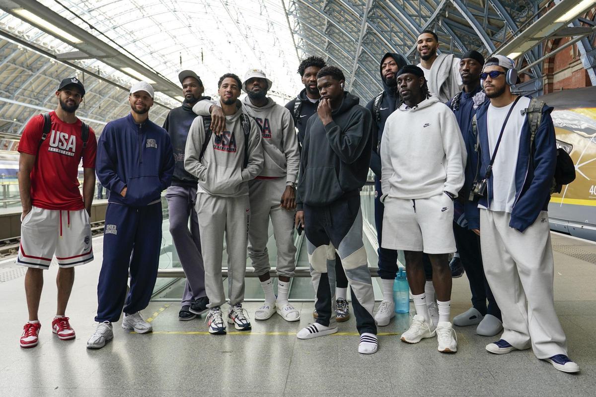 El equipo USA de baloncesto posa en la estación londinense de St Pancras antes de desplazarse en tren a Paris para su participación en los Juegos Olímpicos de paris 2024