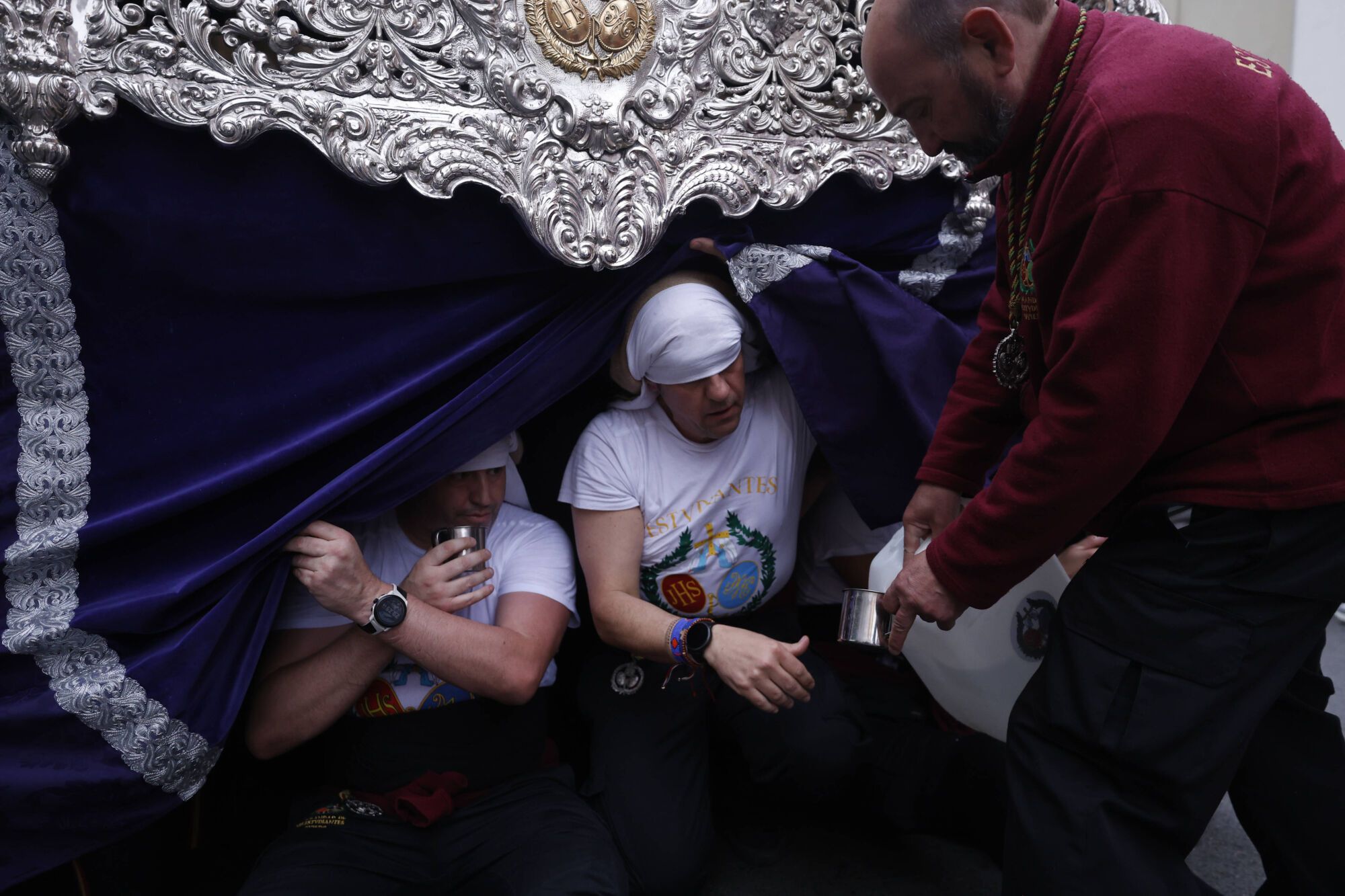Iglesia de La Tenderina. Sale la procesión del Prendimiento