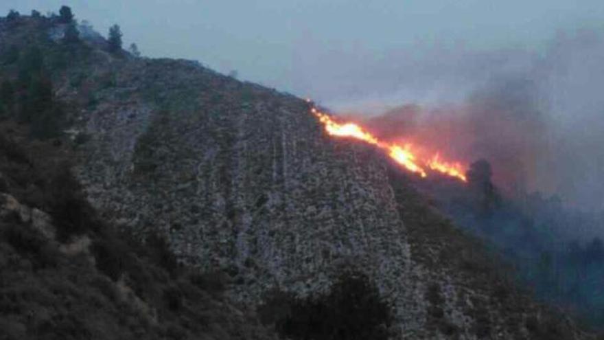 Una imagen del fuego originado en Navarrés.