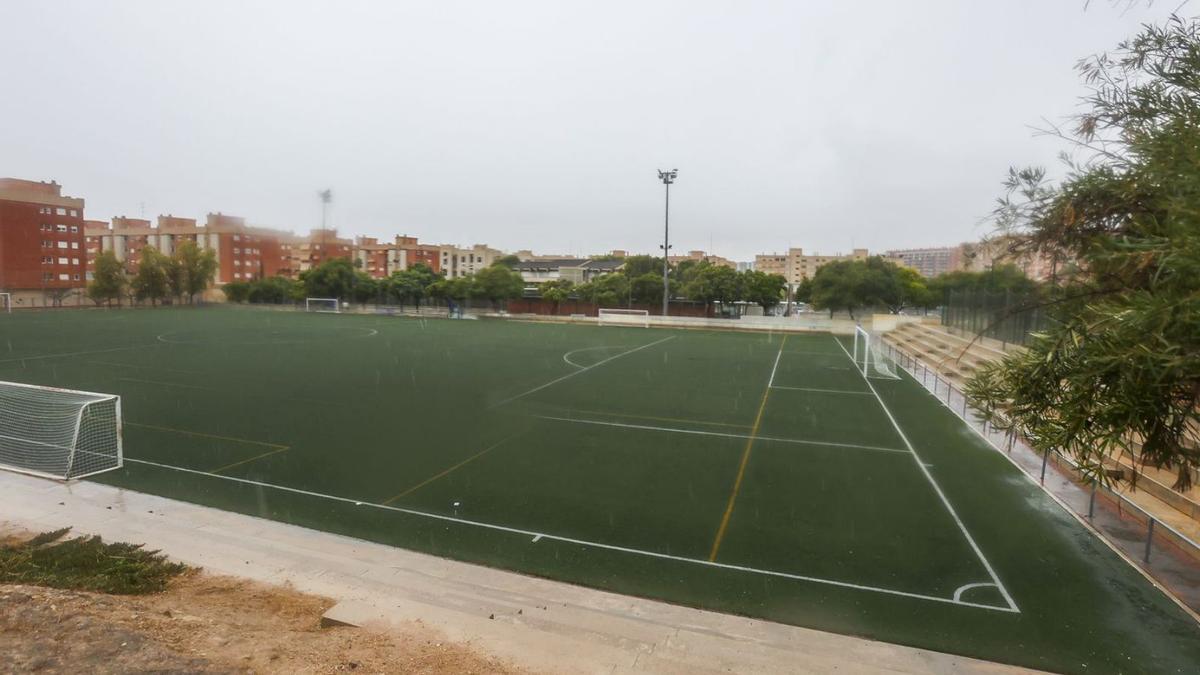 Estado de la pista de baloncesto del polideportivo Juan Antonio Samaranch del barrio San Gabriel. | HÉCTOR FUENTES