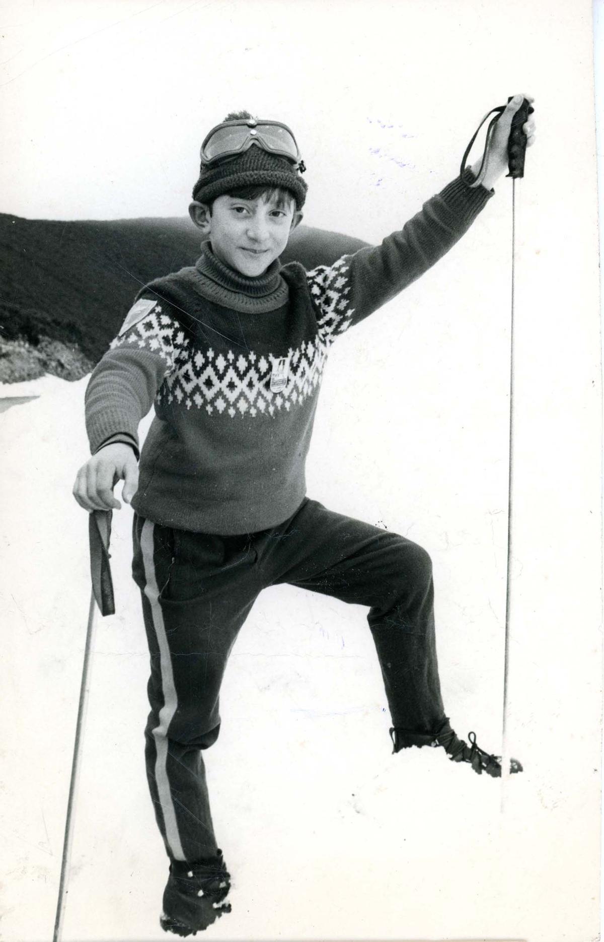 Estudio Fotomillo (Pola de Lena). José Luis Martínez, primer clasificado en alevines en un campeonato de esquí en el puerto de Pajares / Payares. | Donación María Luisa López Llano