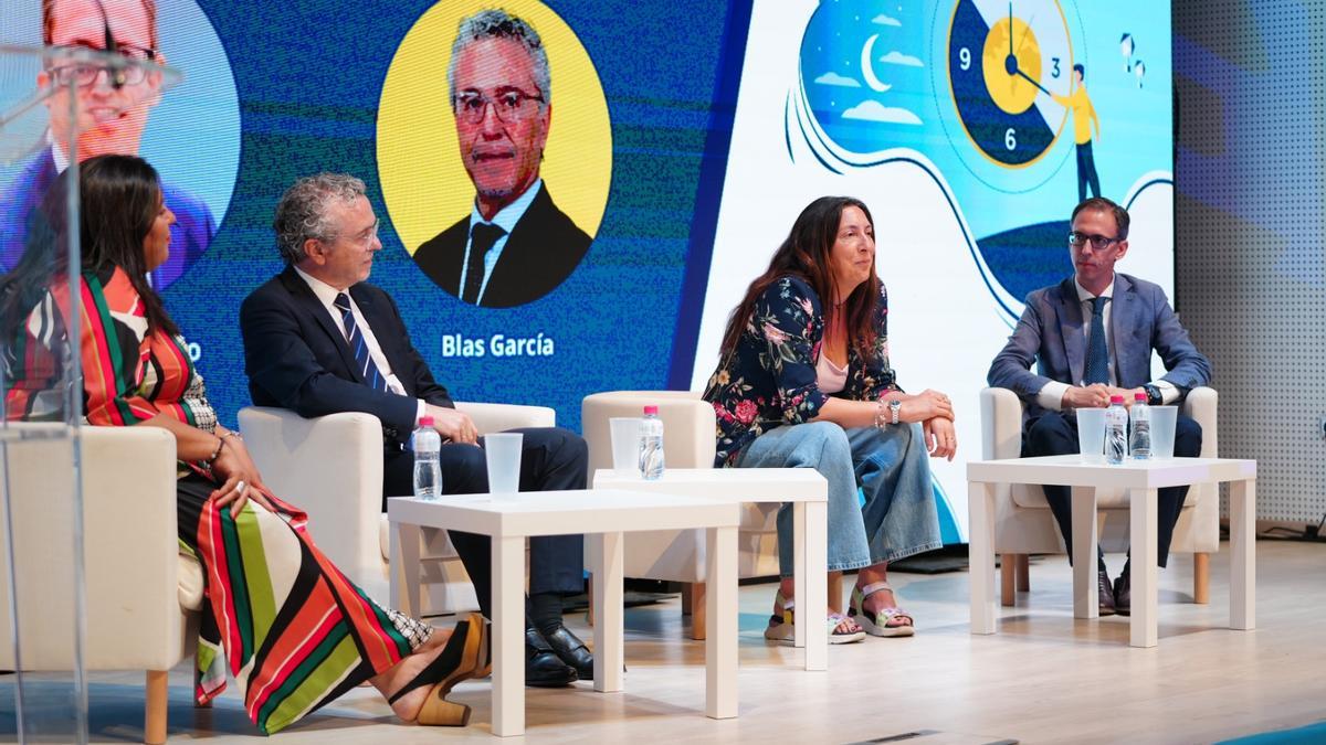 La consejera de Inclusión Social, Juventud, Familias e Igualdad, Loles López (2ª por la derecha), junto al alcalde de Pozoblanco, Santiago Cabello (der.).