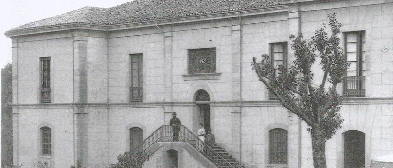 De arriba abajo, la fachada posterior del palacio, hacia 1887; la fiesta de la Salud en Los Altares, hacia 1890; y el palacio y la capilla.