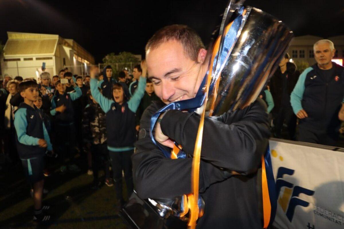 Santi Marín embraces the champion trophy in 2024