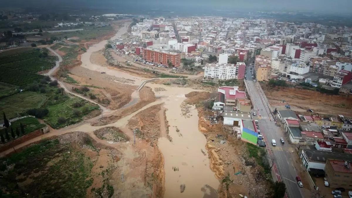Imágen aérea de Torrent, donde convergen el barranco de l'Horteta (a la derecha de la imagen) con el de Chiva (o Poyo), el brazo desde el centro y parte inferior de la imagen