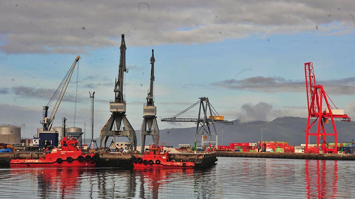 Tráfico de mercancías en el puerto de Vilagarcía. |   // IÑAKI ABELLA