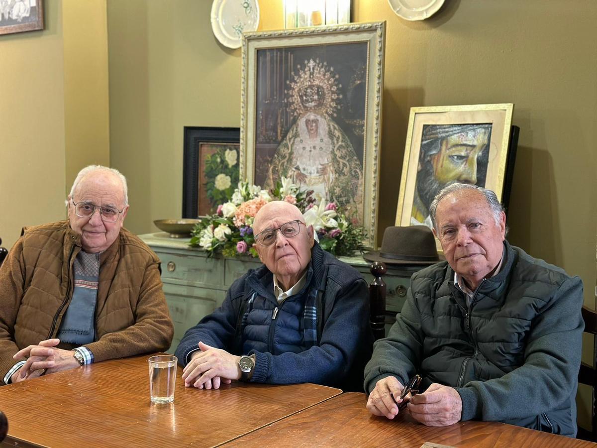 Vecinos antiguos de la Macarena desayunan en el Bar Esperanza, en la calle San Luis.