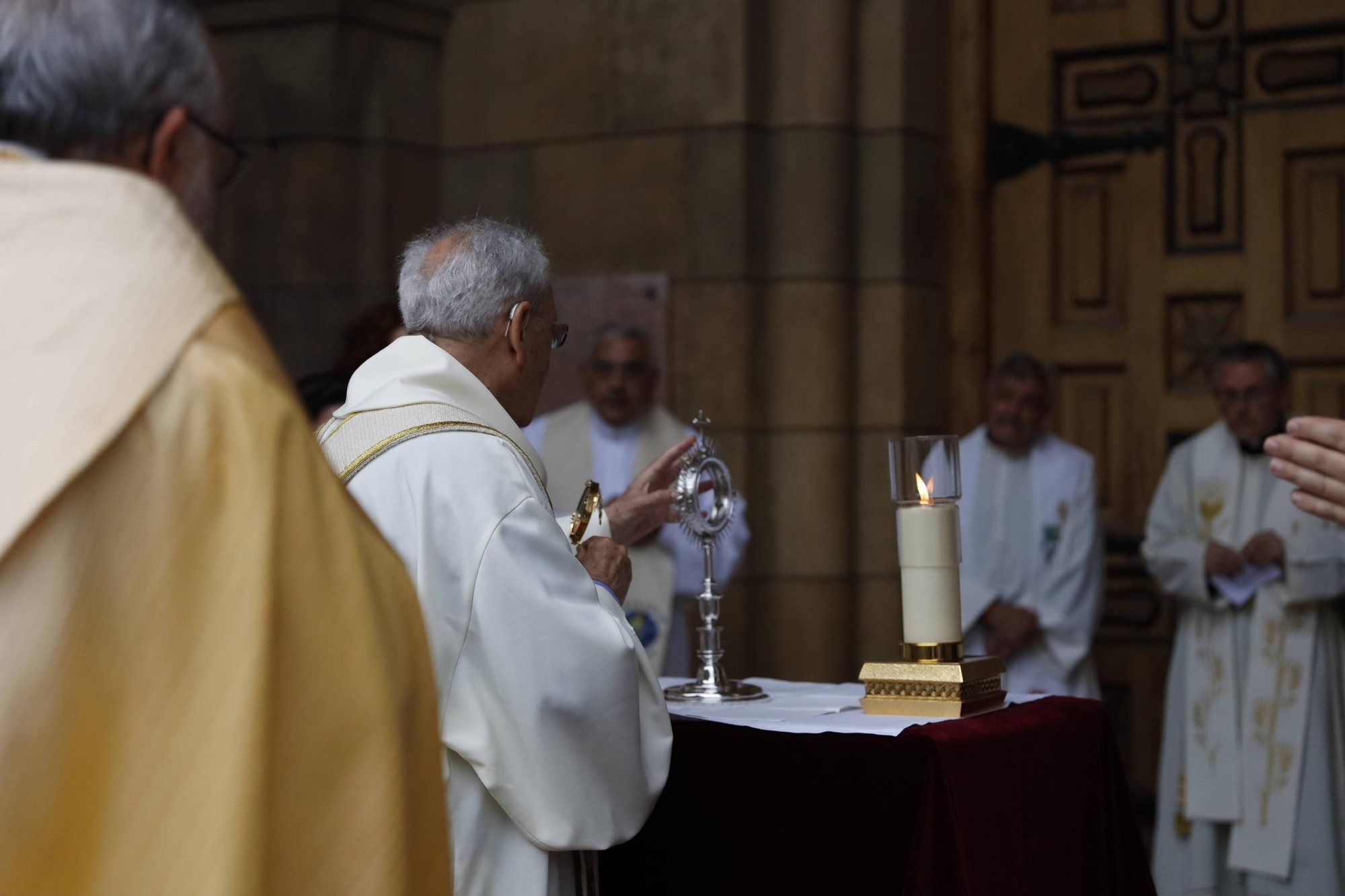 Pétalos, incienso, niños... así fue la procesión del Corpus Christi en Gijón (en imágenes)