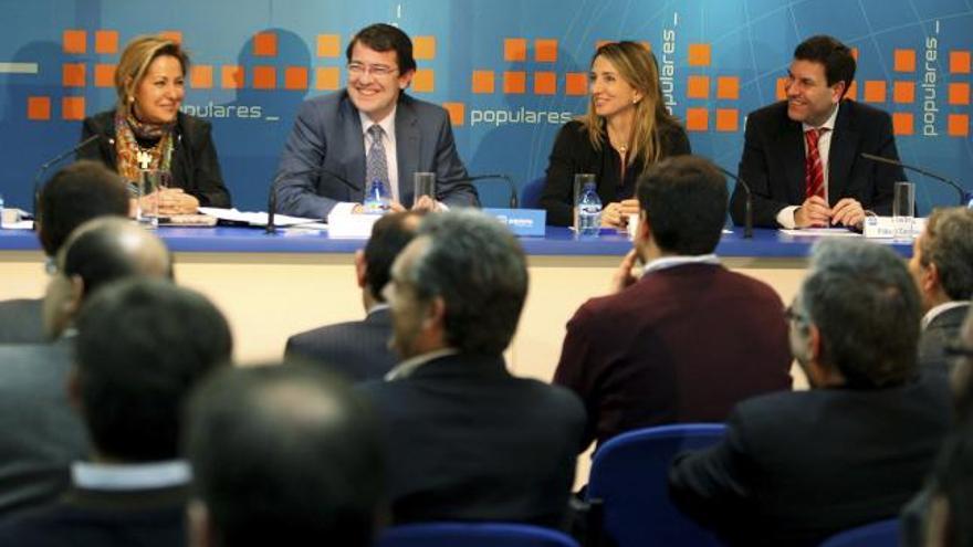 De izquierda a derecha, Rosa Valdeón, Fernández Mañueco, Alicia García y Carlos Fernández Carriedo, ayer en Valladolid.