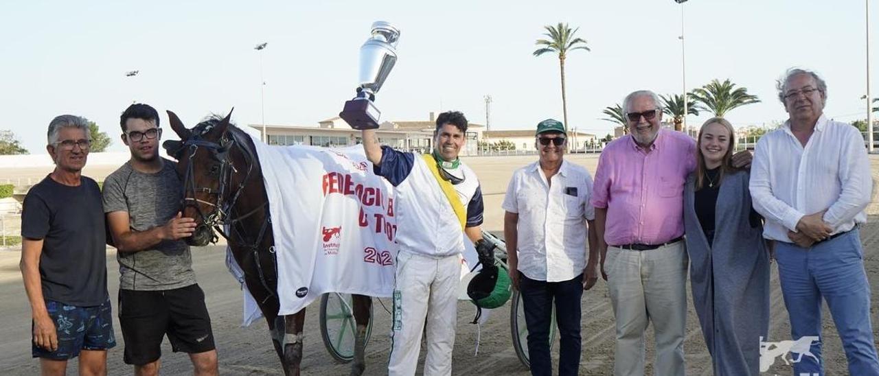 Fresquet de Llevant y Toni Frontera con el trofeo del Gran Premio FBTrot