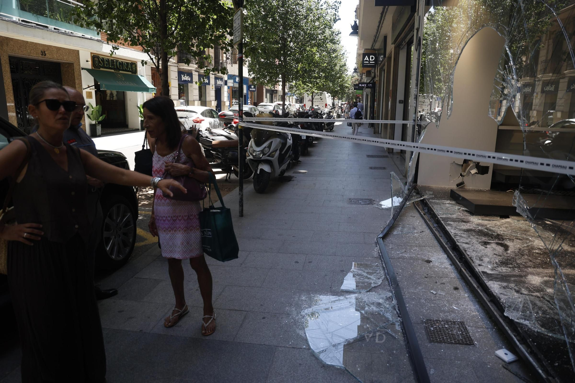 Así ha quedado la tienda Chapeau, en València, tras el alunizaje