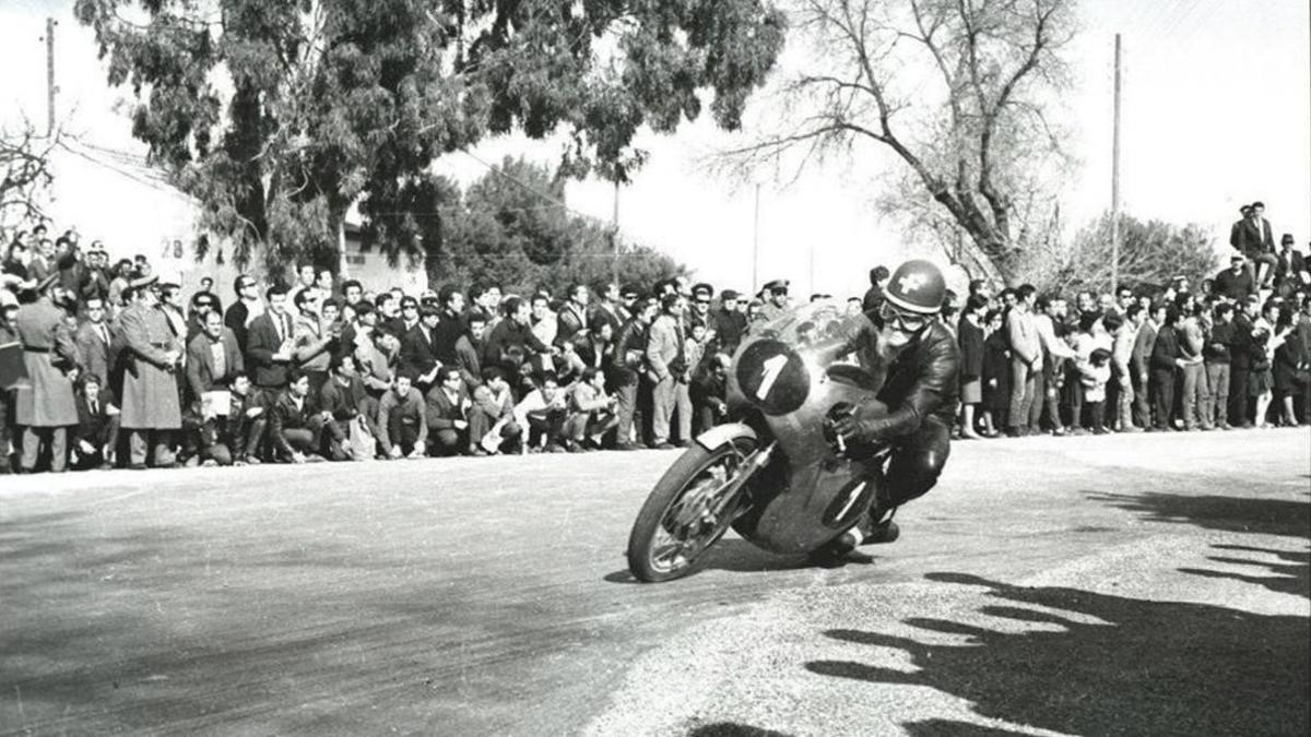 El suizo Luigi Taveri, tricampeón del mundo de 125cc, en 1965 en el circuito alicantino de Vistahermosa.