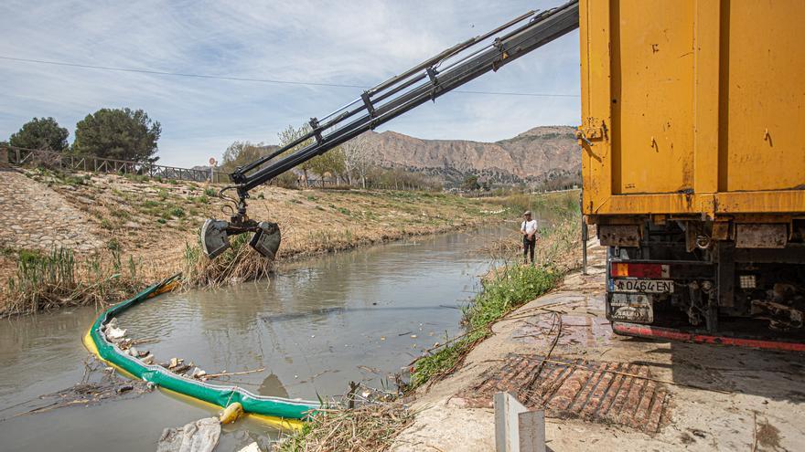 Orihuela instala en el río una nueva red para evitar el paso de residuos flotantes