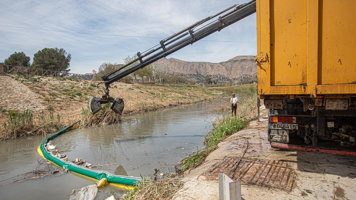 Instalación de una nueva barrera flotante en el río Segura