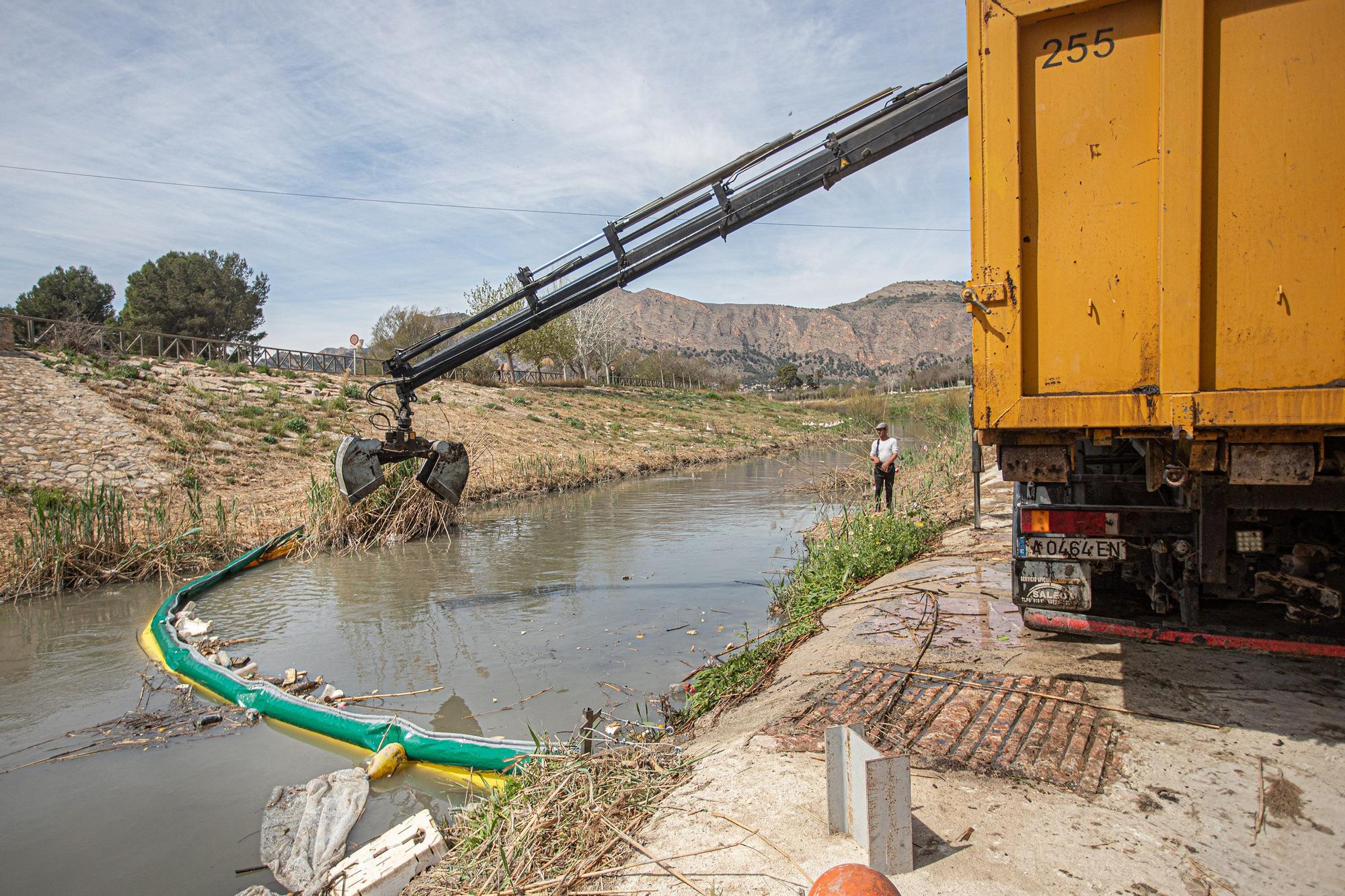 Instalación de una nueva barrera flotante en el Rio Segura