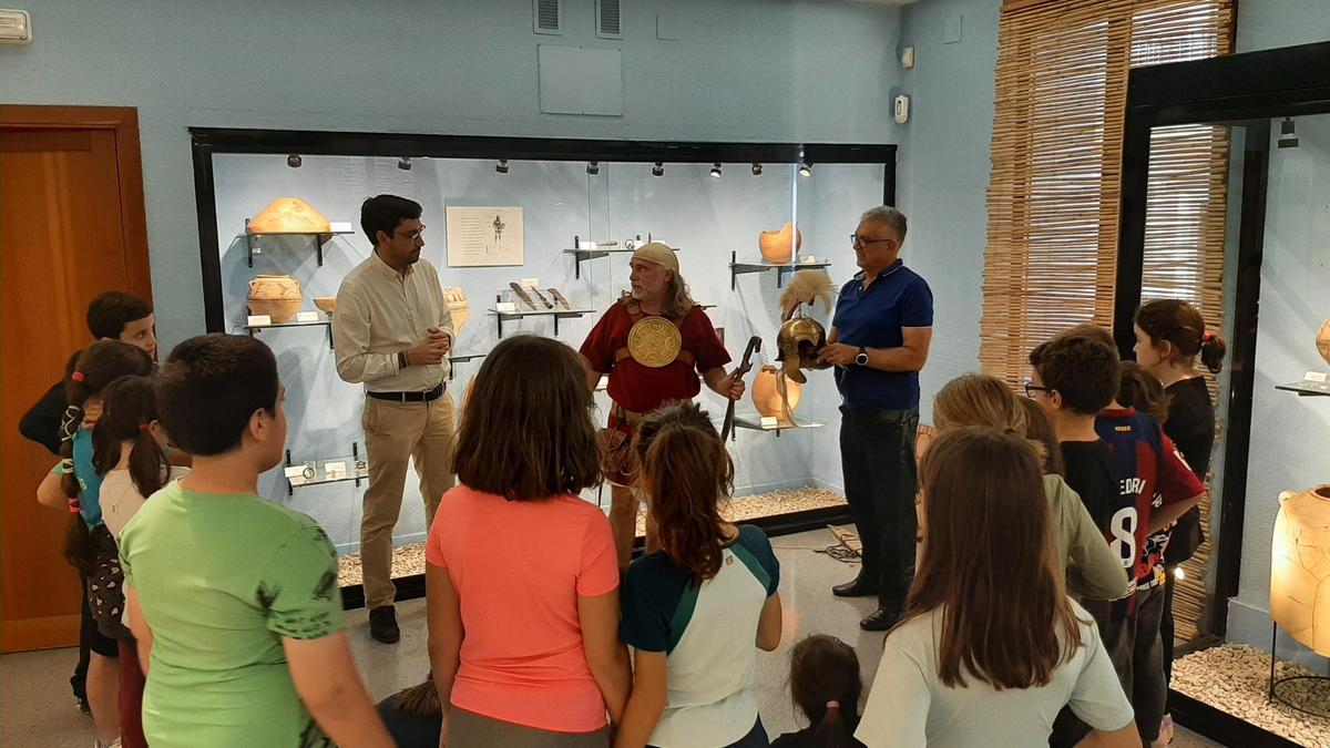 Foto de una de las primeras visitas de escolares al museo de Almassora.