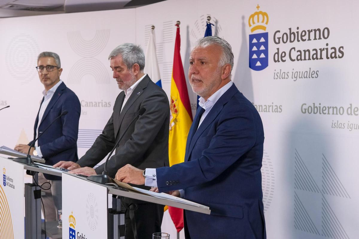 El ministro de Hacienda, Arcadi España; el presidente de Canarias, Fernando Clavijo; y el ministro de Política Territorial, Ángel Víctor Torres.