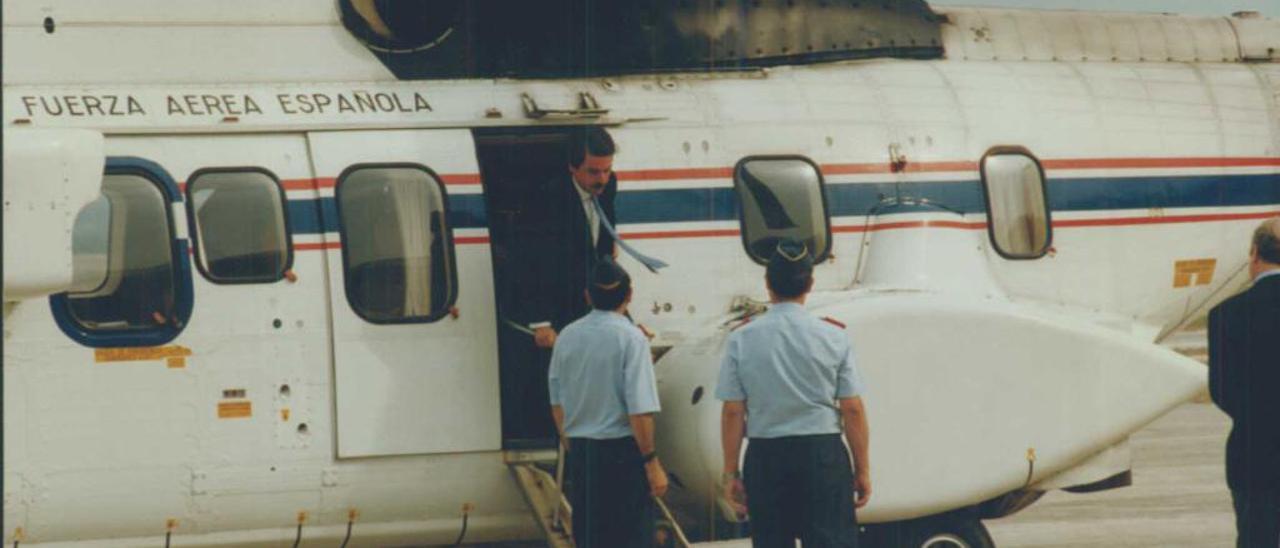 Aznar desciende del helicÃ³ptero en la base militar de Son Sant Joan en agosto de 1996, para la audiencia con el Rey. En aÃ±os posteriores, el entonces presidente del Gobierno aterrizarÃ­a directamente en el helipuerto de Marivent, para mostrar su desdÃ©n a Juan Carlos I.