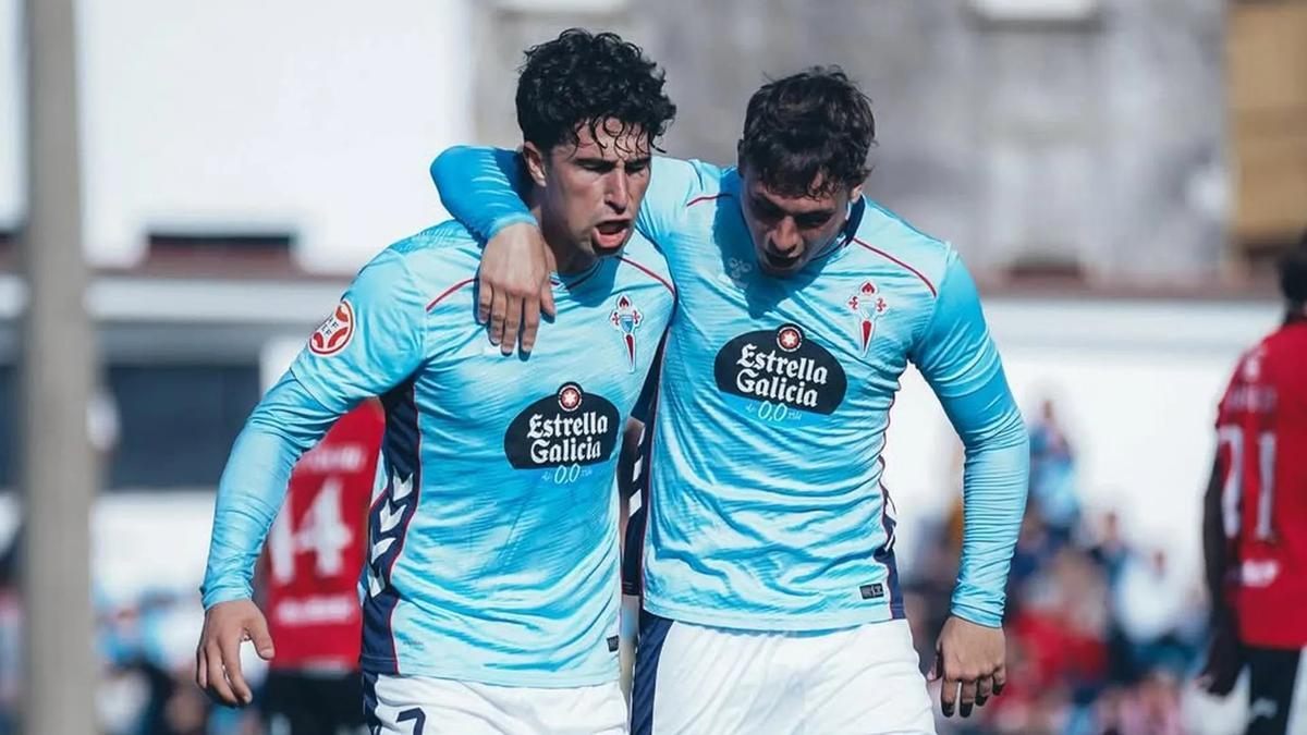 Hugo González, a la izquierda, celebra un gol con el Celta Fortuna.