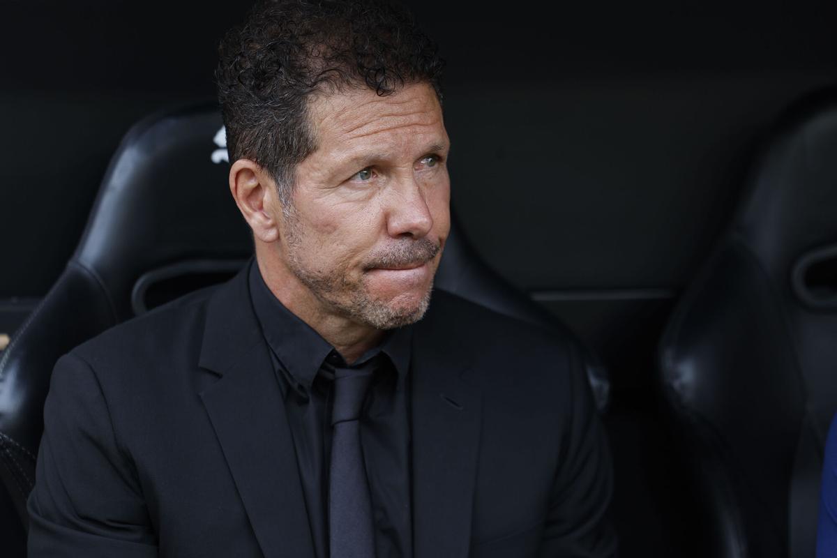 El entrenador del Atlético de Madrid Diego Simeone durante el partido de la jornada 34 de LaLiga EA Sports entre el Valencia y el Atlético de Madrid, este sábado en el estadio de Mestalla