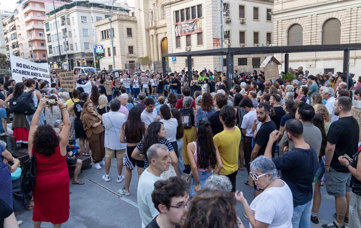 El desahucio de Maricarmen provoca una segunda protesta por el derecho a la vivienda en Alicante