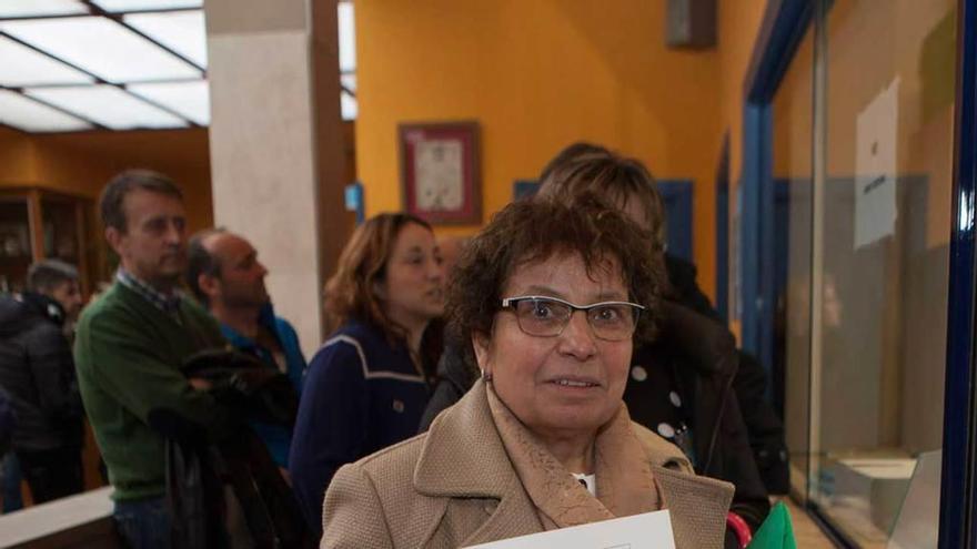 Adelina Álvarez muestra las firmas antes de presentarlas en el registro del Ayuntamiento de Laviana.