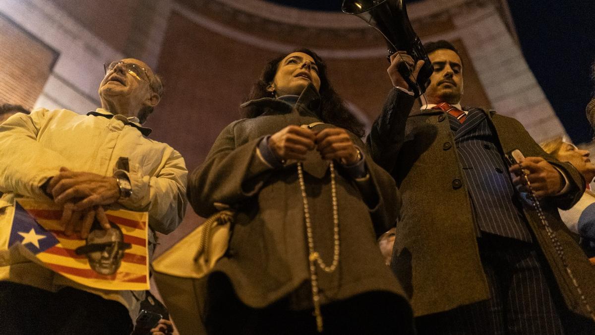 Rosarios y protestas de nuevo en Ferraz durante el Día de la Constitución