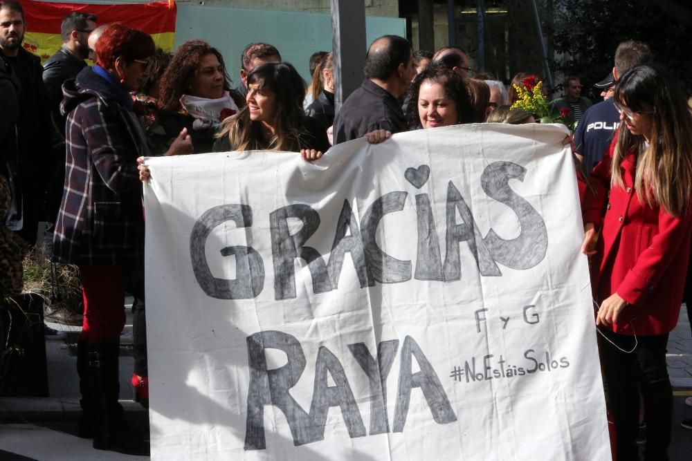 Vigo recibe entre aplausos y al grito de "¡Valientes!" a los agentes de la UIP que regresan de Cataluña