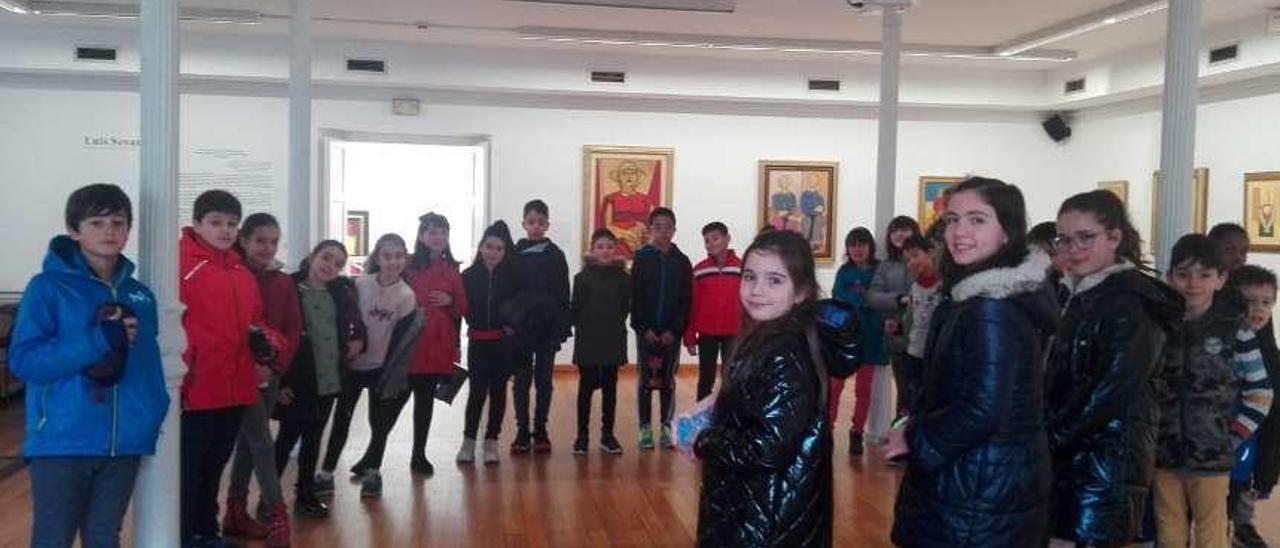 Un grupo de escolares del CEIP Manuel Rivero visitóayer la colección de Mallo y Seoane en el museo.