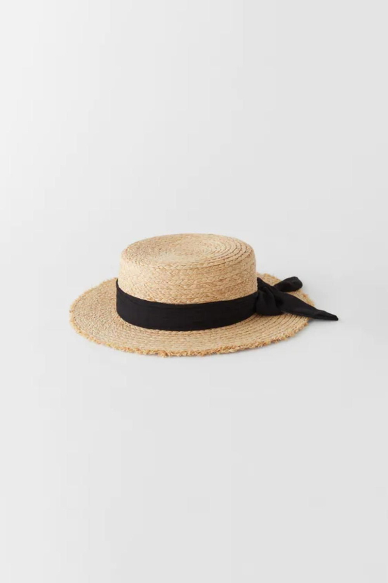 Sombrero de rafia con cinta negra de Zara