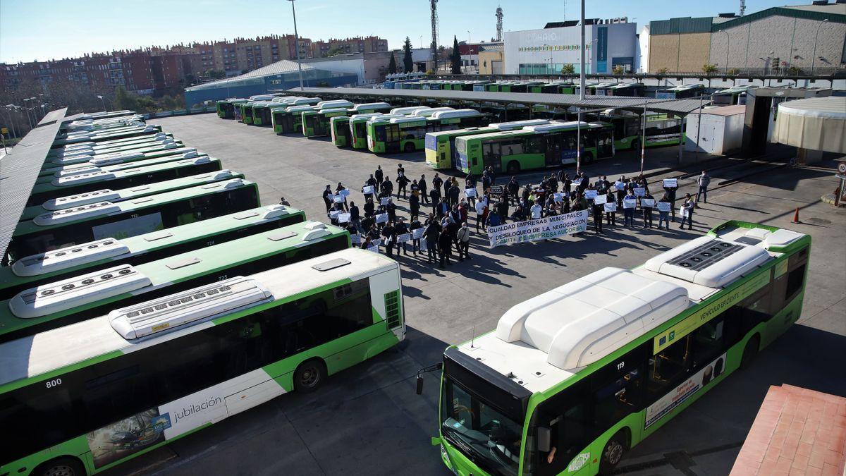 Trabajadores concentrados en las cocheras de Aucorsa durante la huelga de principios de enero.