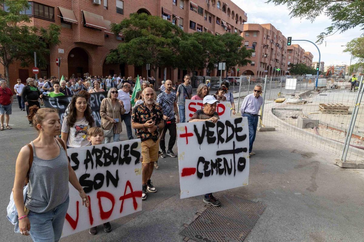 Los vecinos de San Blas claman de nuevo por la tala de árboles en el barrio