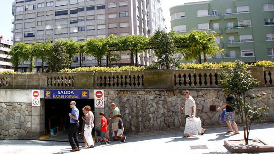 Entrada principal al parking de la Plaza de Portugal // J. LORES