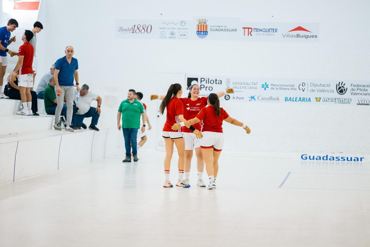 Erika, Myriam i Isabel guanyen el Trofeu Mancomunitat de la Ribera Alta.