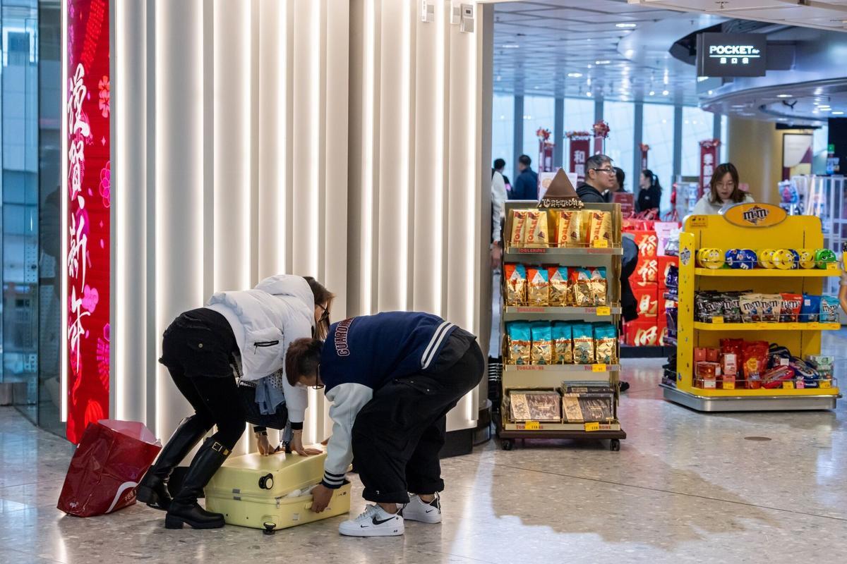 Cientos de viajeros en la frontera de Hong Kong antes del Año Nuevo Lunar